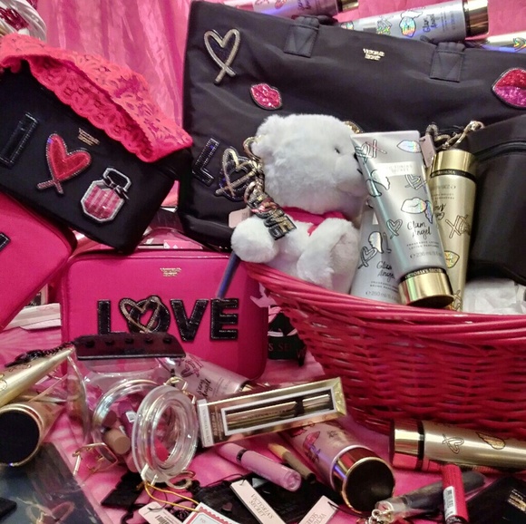 ATTENTION MEN!!! Valentines 💝 Day Baskets !!! $65-$100 All Contain Either Bath & Body Works Or Victoria Secret Scent Sets, BOX Chocolate Vday Socks Cute Decor And A Ton Of Candy. FCFS